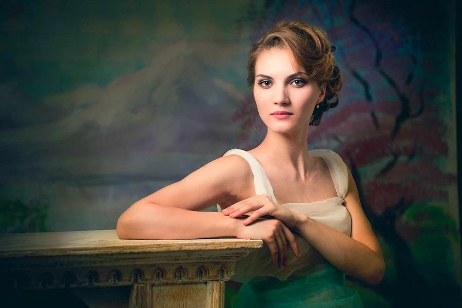 The main photo: a woman in a vintage dress, the picture the mosaic will form